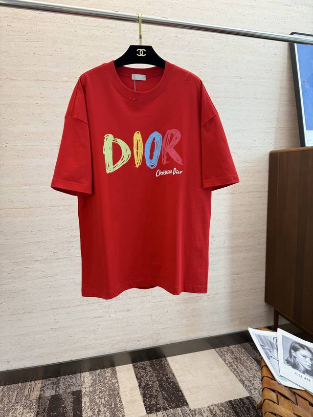 Cd2025 New Spring/Summer Short-Sleeve T-shirt features vibrant and shiny colors,