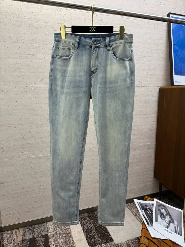 Cd25S Spring/Summer Men's Straight Jeans. Made of cotton denim, this jeans is so