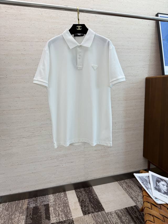 Pra25S Spring/Summer Men's Polo Shirt. The iconic logo on the chest creates a ca