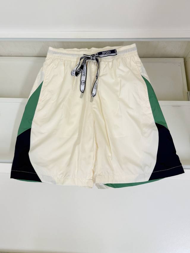 Gucci's latest elasticated casual sports shorts. Made of soft, breathable fabric