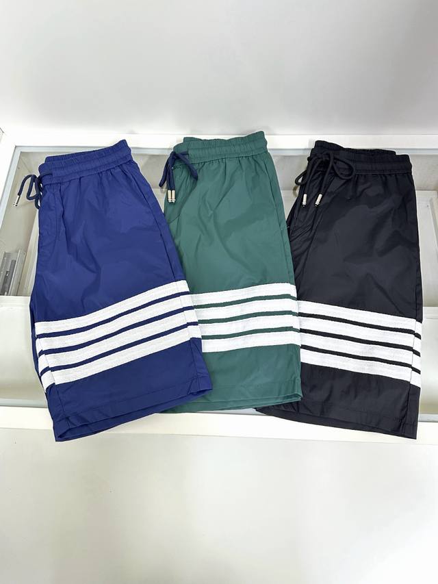 Tb Thom Browne's latest elastic casual sports shorts. The counter fabric is soft