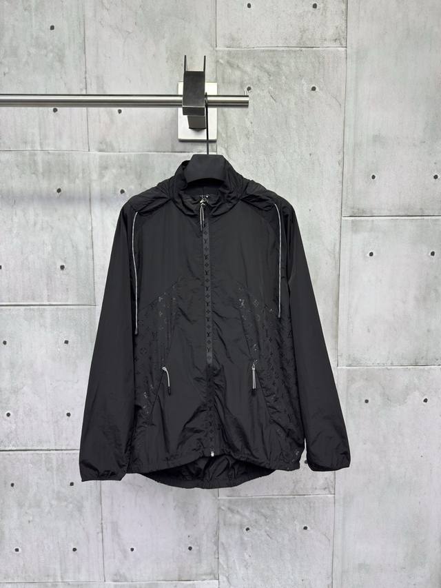 Louis Vuittou's new 2025 hooded sun-protective jacket is custom-made with import