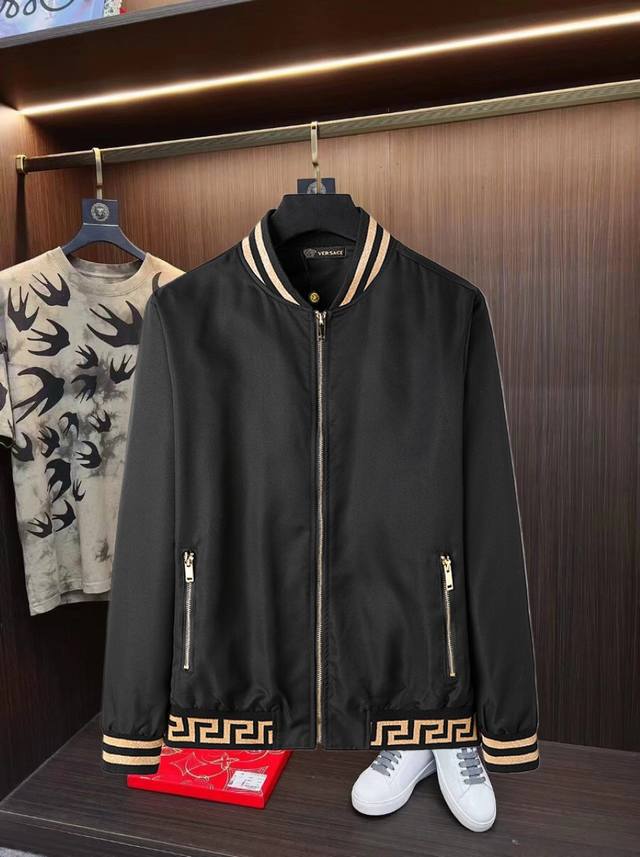 Qq The latest autumn and winter products, available at the counter simultaneousl