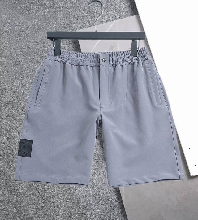 Zhen's latest high-quality Prada summer casual shorts are made of plain, high-de
