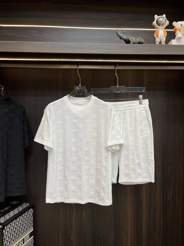 Mos is featuring the D&G Early Spring 2025 collection, the latest designer-inspi