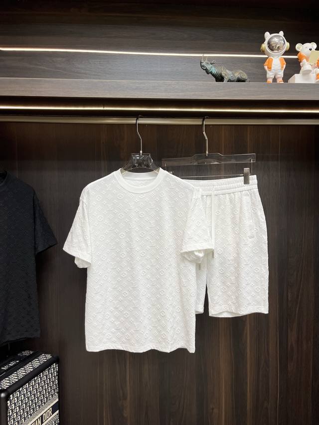 Mos is featuring the latest Lv Early Spring 2025 designer-style round-neck short