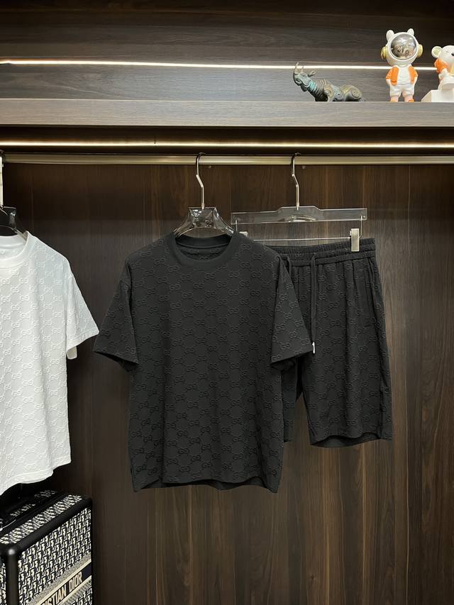 Mos is featuring the latest Gucci Spring 2025 designer-style round-neck short-sl