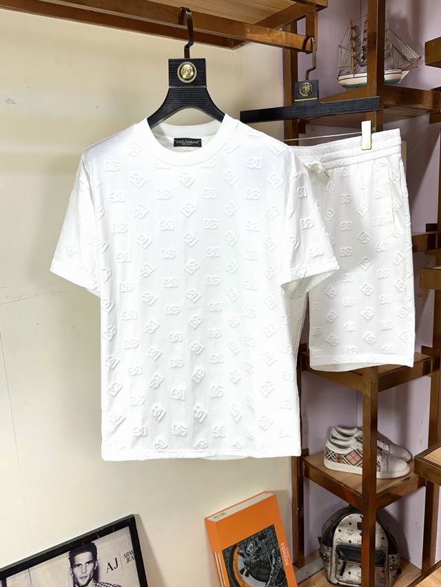 Mos Dg Exclusive to Dolce & Gabbana, this new men's stylish crew neck short-slee