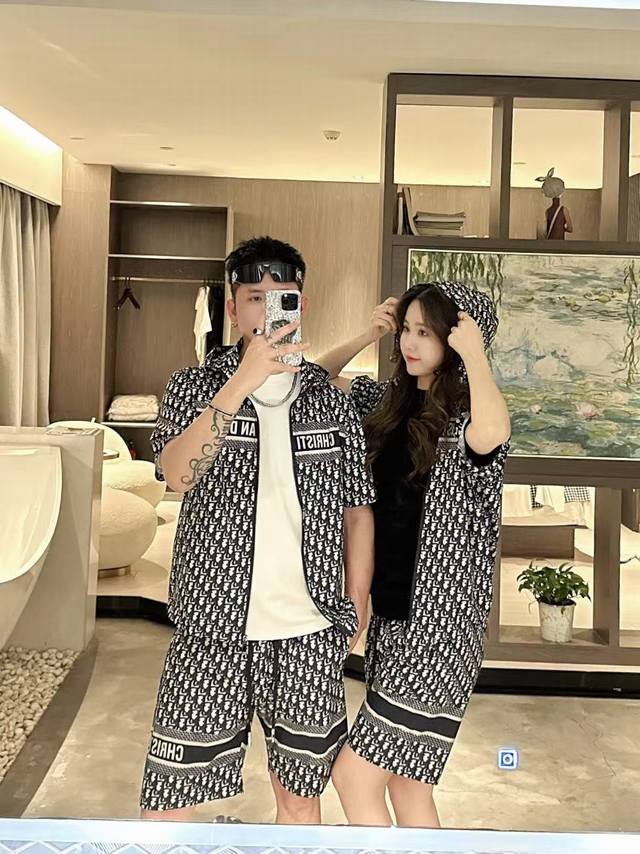 Mos A set of Moncler Ss new spring and summer short-sleeved suits, unisex. The u