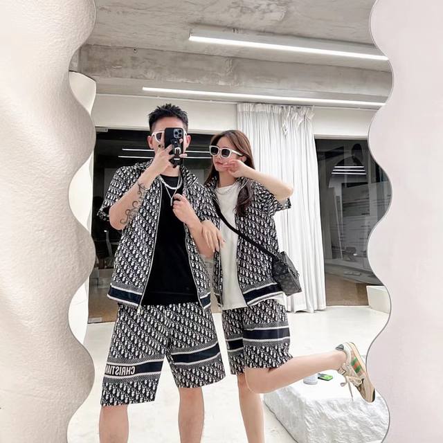 Mos A set of Dior Ss new spring and summer short-sleeved suits, unisex. The uppe