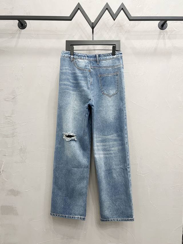 while achieving a soft and textured effect on the upper body. The washing proces