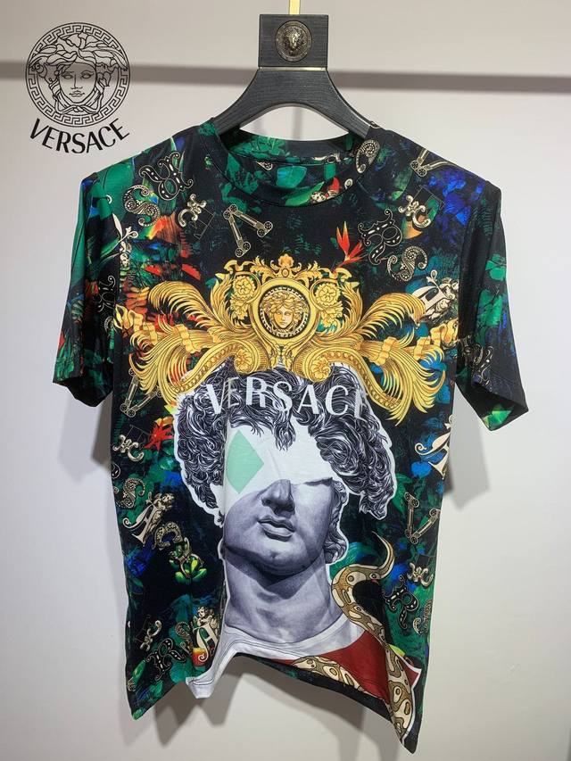 Du Vs Fanjia Spring/Summer Versace Classic Print T-shirt. Purchased in Europe. M