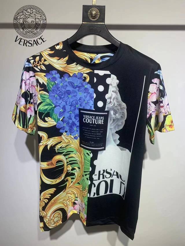 Du Vs Fanjia Spring/Summer Versace Classic Print T-shirt. Purchased in Europe. M
