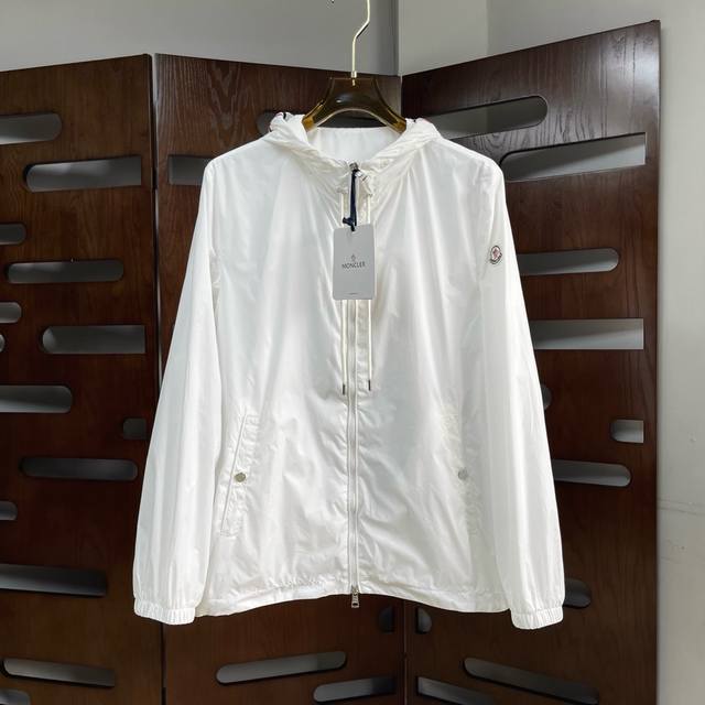 Qiu Mon men's stand-up collar windbreaker jacket. The fabric is comfortable, del