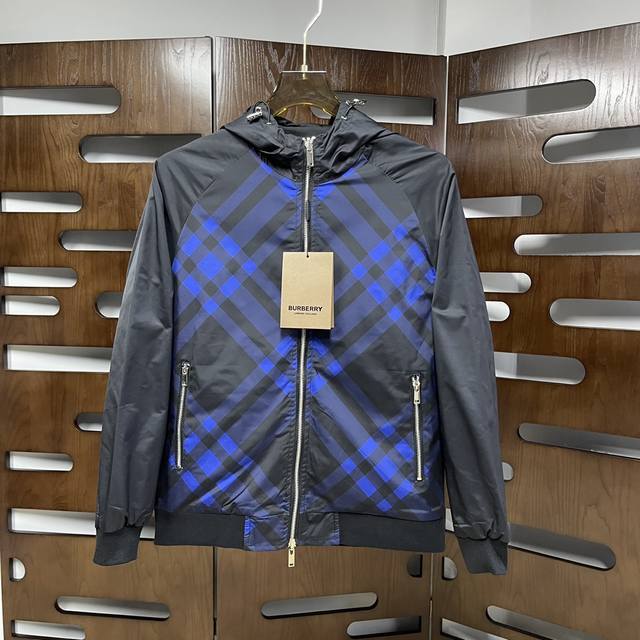 Qiu Burberry. Reversible 2025 Fall/Winter casual jacket, the latest in fashionab