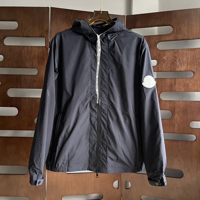 Qiu Moncler's new 2025 autumn hooded jacket features the brand's latest design!