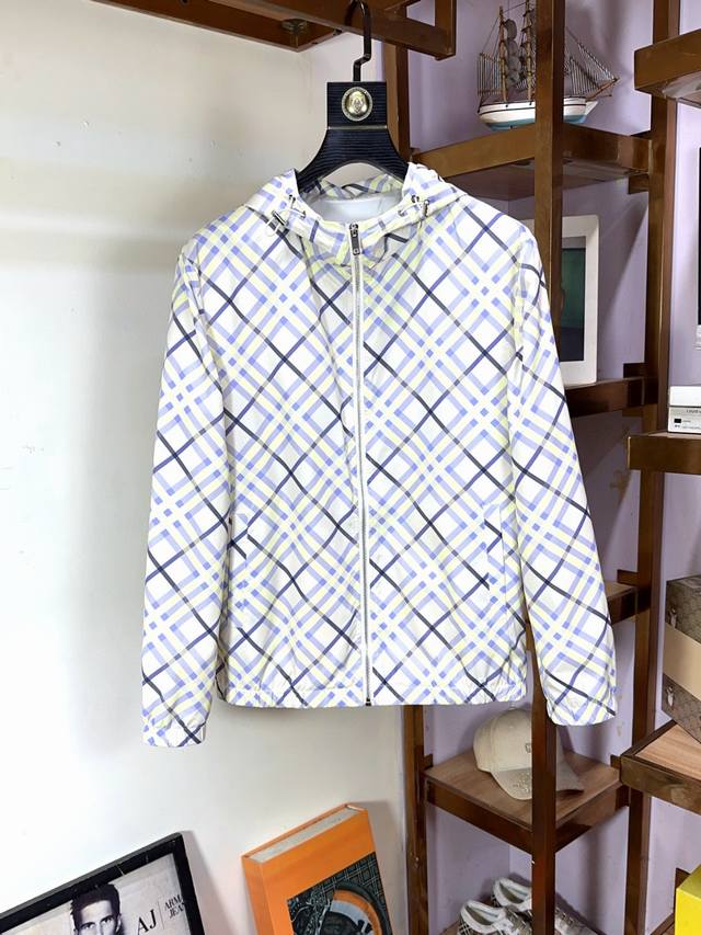 Chaon Burberry's new, fashionable, high-end men's jacket, a classic and popular