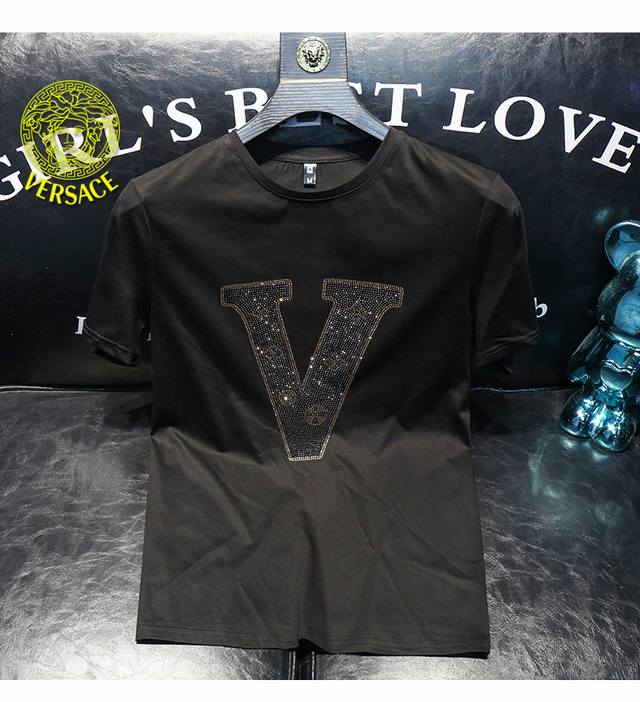 Siji Versace's new spring/summer collection is now available at the official sto