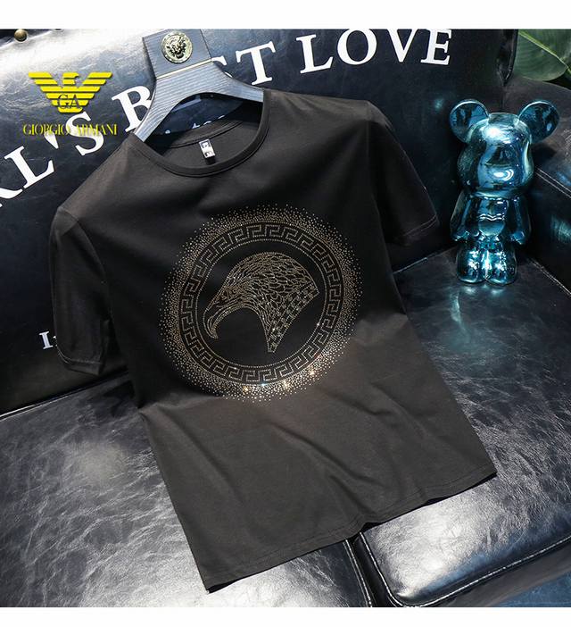 Siji Armani's new spring/summer collection, the latest short-sleeved, crew-neck