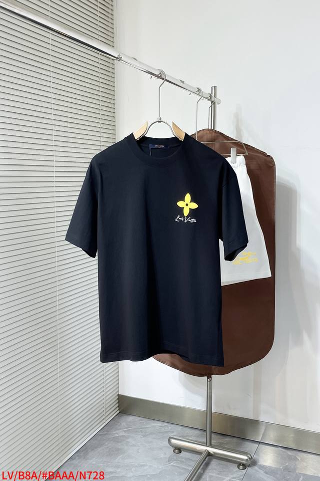 N728 Lv's new foam floral T-shirt features a striking yellow four-petal flower p