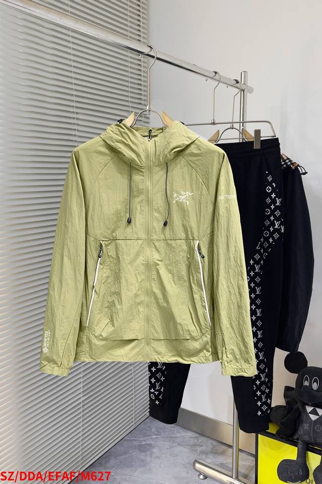 M627 Sz. This lightweight, sun-resistant windshell sunscreen jacket is perfect f