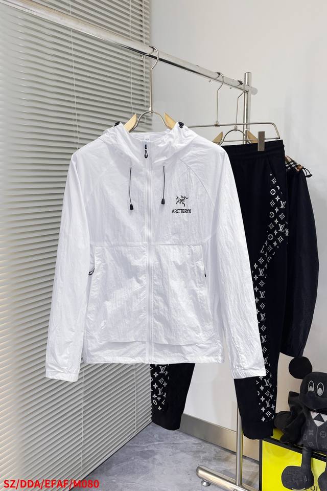 M080 Sz. This lightweight windshell sunscreen jacket is perfect for adventures i