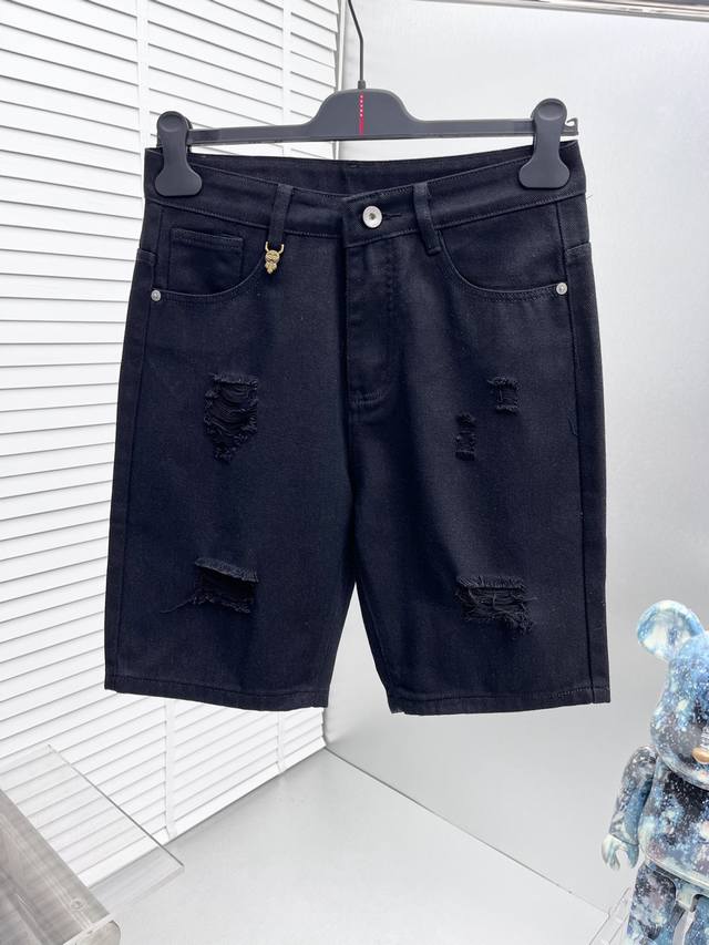 Fend* 2025 Spring/Summer new denim shorts, made from heavy-duty washed denim. Th