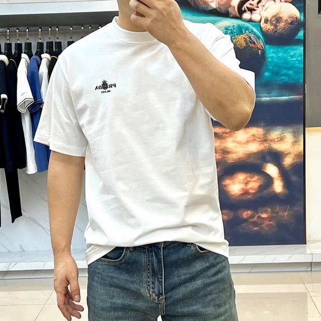 Prada's new summer printed logo casual short-sleeved T-shirt. Made from imported