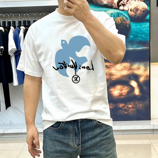 Lv new summer printed lettering logo casual short-sleeved T-shirt. Made from imp