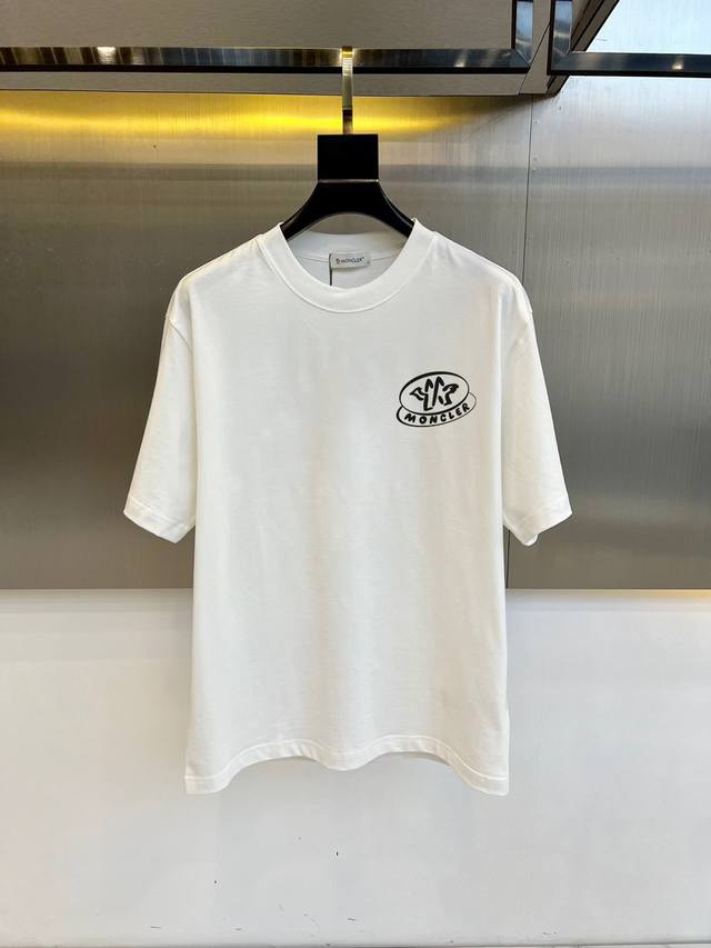 Moncler's new summer printed logo short-sleeved casual T-shirt. Made from import