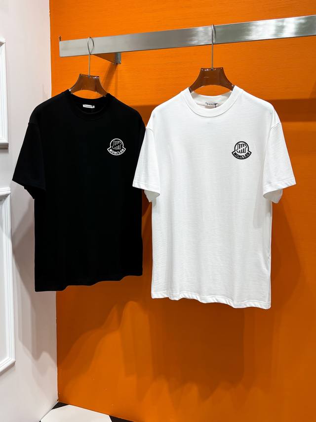 Moncler This Spring/Summer top-tier, counter-matched short-sleeved T-shirt featu