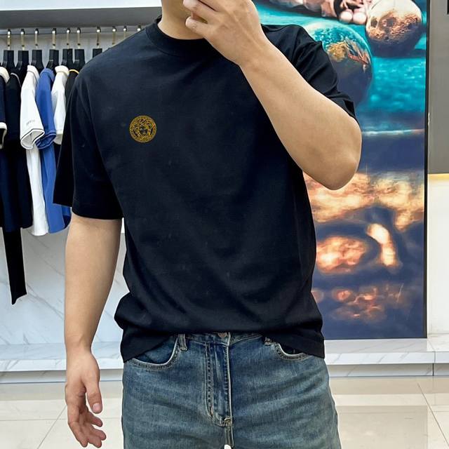 Versace's new summer printed logo casual short-sleeved T-shirt. Made from import