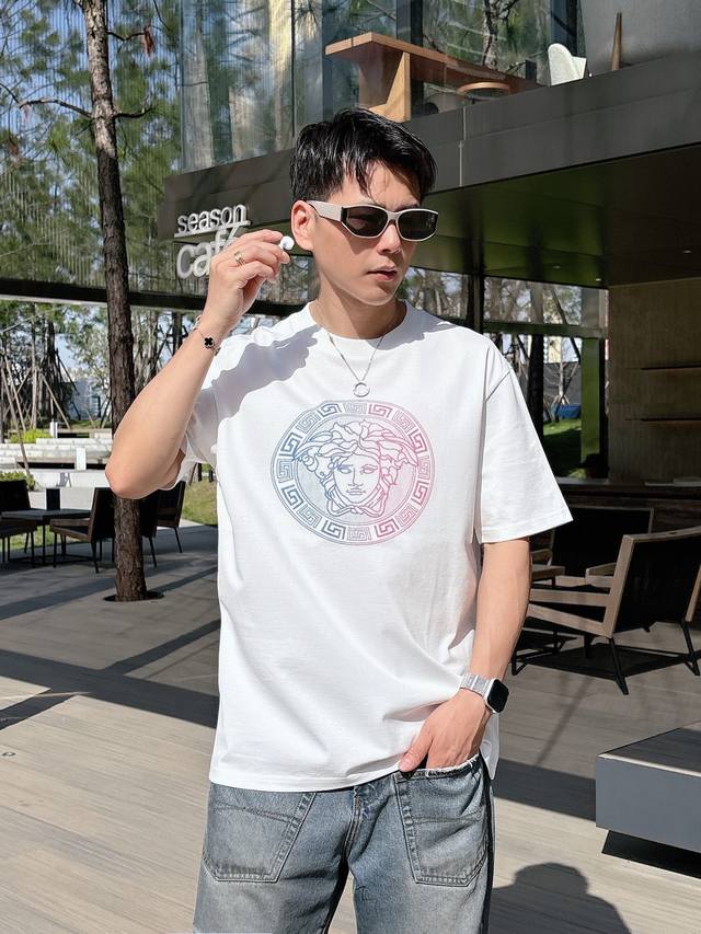 Versace's 2025 Spring/Summer new release, the latest short-sleeved crew neck T-s