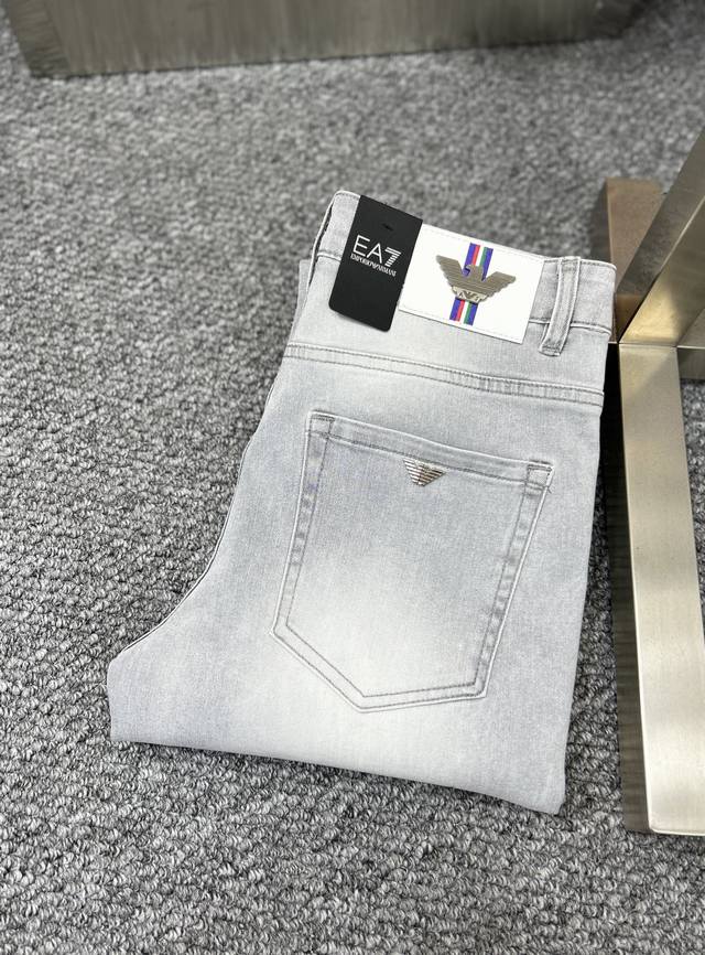 Arm* Armani SS25 early spring men's jeans, fabricated with excellent stretch. Ex