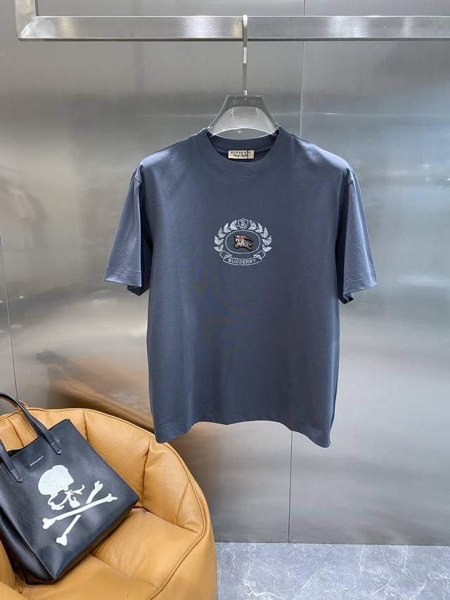 Burberry black T, a low-key luxury choice for summer, simple and generous, with