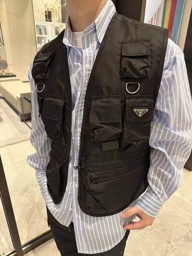 Prada workwear nylon vest fabric selection: Made of iconic nylon fabric, it has