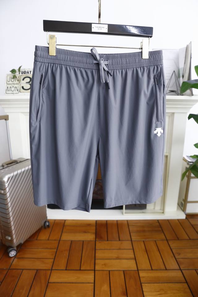 Descente. 2025Ss new summer men's shorts. Luxurious, classic brand logo design,