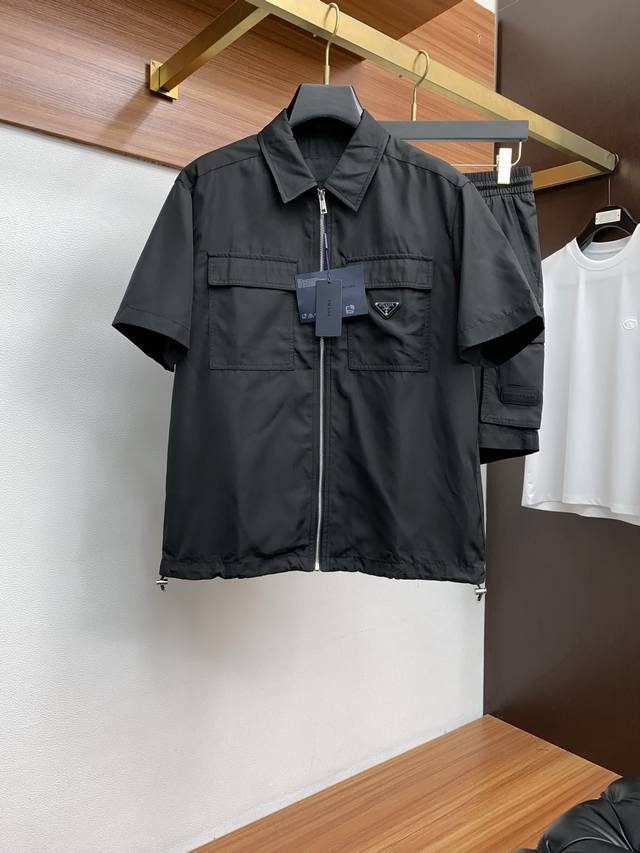 Prada M-3Xl 25 Spring/Summer new casual shorts set. Clean and neatly tailored, w