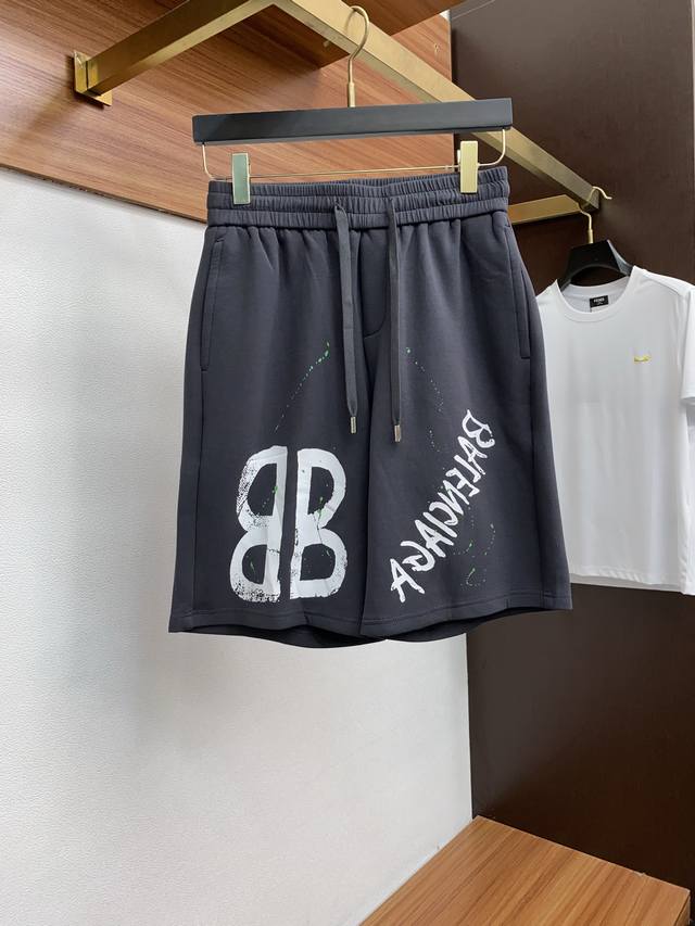 Balenciaga's new spring/summer 2025 collection, the latest casual shorts. The or