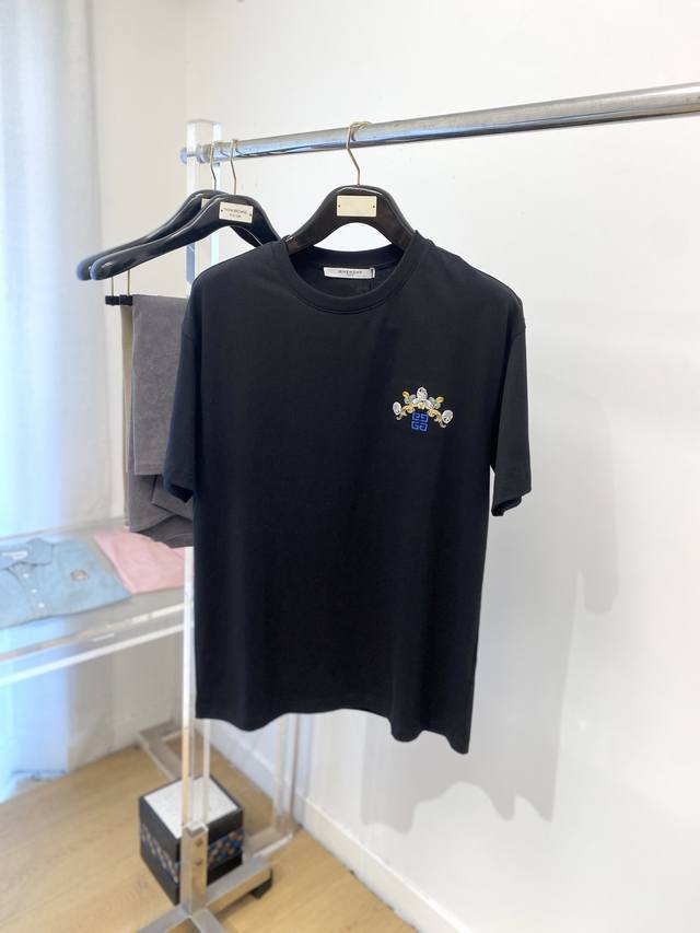 Givenchy, the latest 2025 short-sleeved T-shirt, handsome and fashionable, with