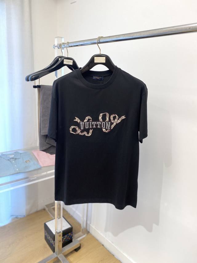 Louis Vuitton, the latest 2025 short-sleeved T-shirt, handsome and fashionable,