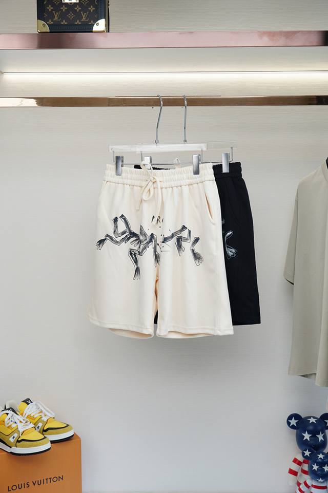 Arc'teryx men's cotton casual shorts with a stylish logo print. Elastic waistban