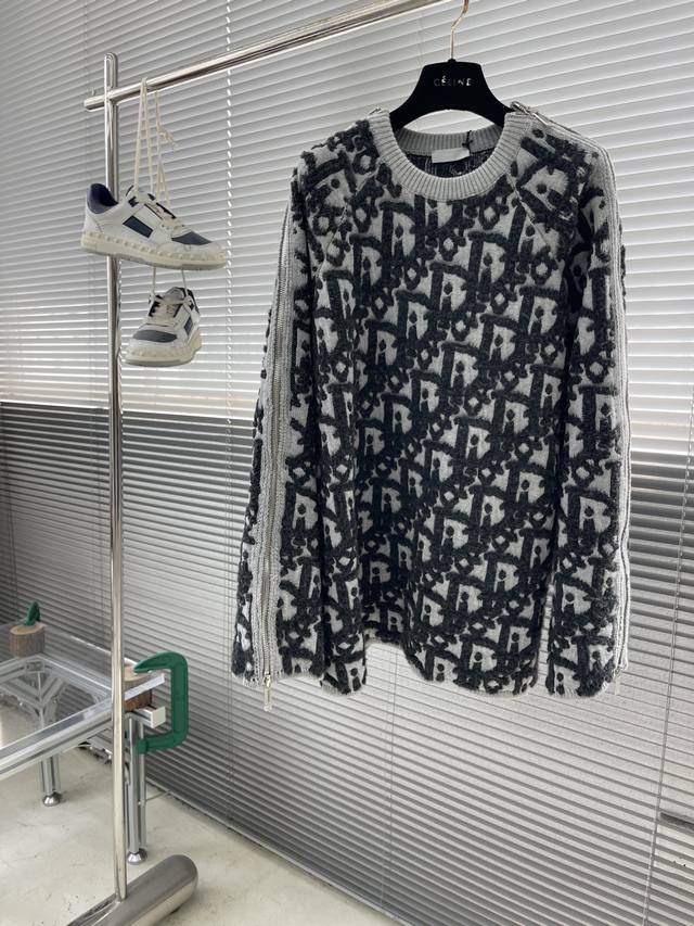 Dio 25Ss This new sweater reinterprets the iconic Dior logo with a chic, modern
