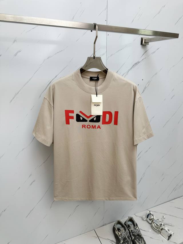 Fd2025 Round-neck short-sleeved T-shirt. The logo badge highlights the casual an