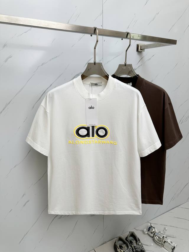 Dior 2025 crew-neck short-sleeved T-shirt. The iconic logo badge highlights the