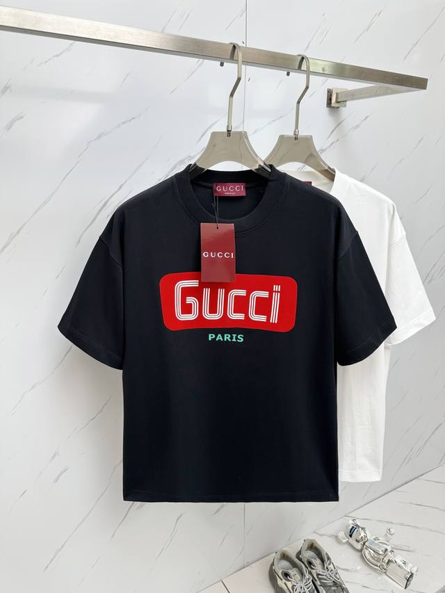 Gucci 2025 crew-neck short-sleeved T-shirt. The logo badge highlights the casual