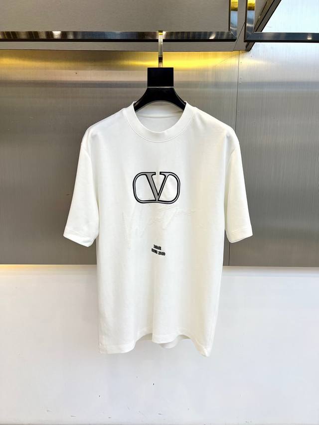 Valentino's new 2025 Spring/Summer collection is now online! This stylish and av