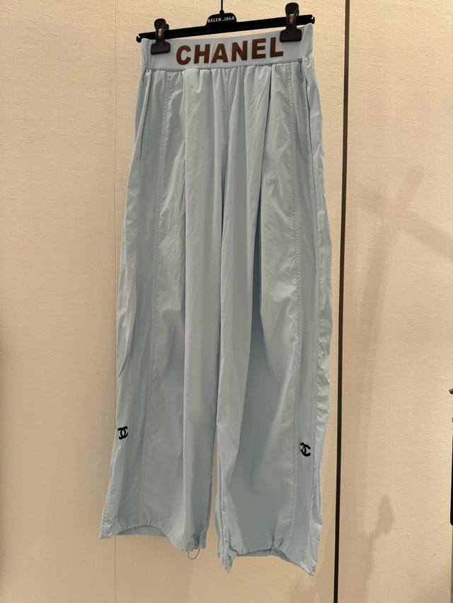 Cc Chane's new elastic waist casual pants have a loose elastic waistband for a c