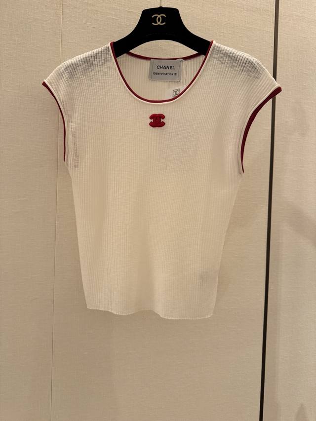 Cc Chane contrast sleeveless sweater, vibrant and comfortable. The stretch fabri
