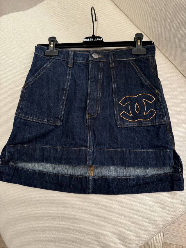 Cc Vintage's new short front, long back denim skirt combines personality and ele